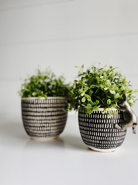 Black Carved Notches Pot