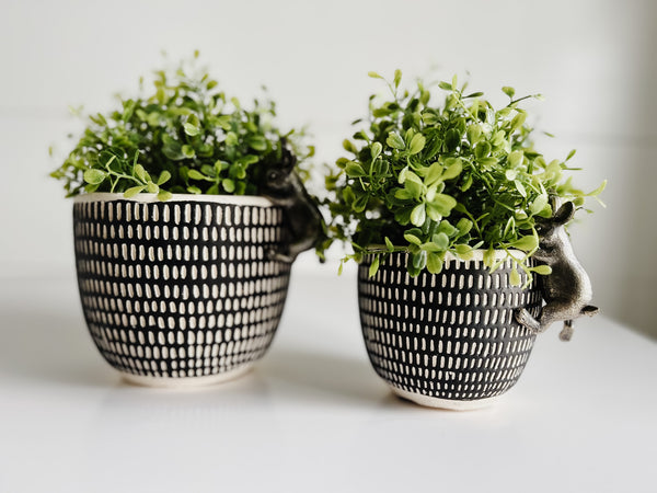 Black Carved Notches Pot